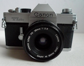 Cámara de película Canon TLb de 35 mm con objetivo de 28 mm y estuche
