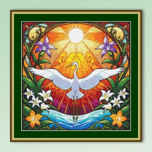 Peut inclure: Une broderie encadrée représentant une aigrette blanche aux ailes déployées, sur un fond de style vitrail vibrant. Le motif comprend un soleil, des fleurs et de l'eau, encadré dans une bordure verte.
