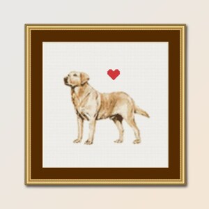 Peut inclure: Un motif de point de croix encadré représentant un labrador retriever jaune debout avec un cœur rouge au-dessus.