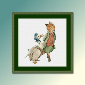 Peut inclure: Un motif de point de croix représentant un renard et un canard. Le renard porte un manteau vert et un gilet rouge. Le canard porte un chapeau bleu. Le motif est sur un tissu blanc.