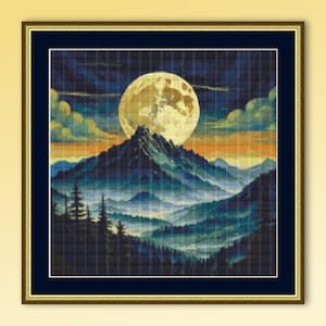 Puede incluir: Un paisaje en punto de cruz enmarcado representa una luna llena sobre una cordillera. La escena presenta tonos de azul, verde y amarillo, con un patrón de puntada detallado. La obra de arte está enmarcada en oro sobre un fondo azul oscuro.