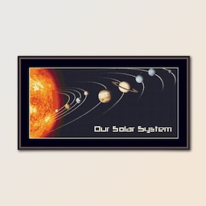 Könnte beinhalten: Ein Kreuzstichmuster unseres Sonnensystems mit der Sonne, den Planeten und ihren Bahnen. Der Text "Our Solar System" befindet sich am unteren Rand des Musters.