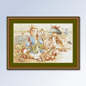 Puede incluir: Una bordado de punto de cruz de Peter Rabbit y Benjamin Bunny del libro infantil de Beatrix Potter. Peter Rabbit lleva una chaqueta azul y sostiene una zanahoria. Benjamin Bunny lleva una chaqueta marrón y sostiene una pala. El fondo es un jardín con verduras y flores.