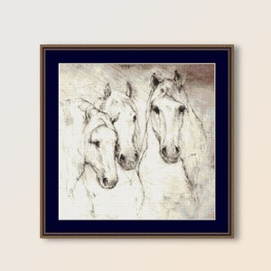 Puede incluir: Un dibujo en blanco y negro de tres cabezas de caballos. Los caballos están mirando hacia adelante y tienen los ojos cerrados. El dibujo está enmarcado en un marco marrón con un borde dorado.