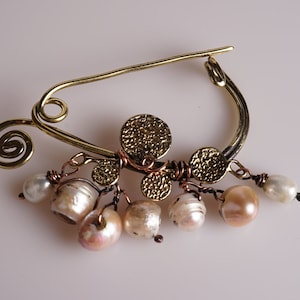 Pearl Brooch/Wire Wrapped Brooch/Wire Wrap Brass Brooch/Brass Lapel Pin/Handmade Brass Brooch/Pearl Lapel Pin/Wire Wrapped Pearl Brooch