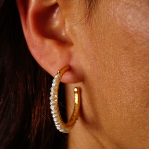 Pendientes de perla chapados en oro hechos a mano/Pendientes de perla/Pendientes chapados en oro/Pendientes hechos a mano/Pendientes de anillo/Pendientes de perla