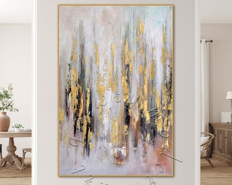Puede incluir: Pintura abstracta con detalles de pan de oro sobre lienzo. La pintura presenta tonos de gris, negro y dorado. El fondo es un gris claro con trazos verticales de pintura dorada y negra. La pintura está enmarcada en un sencillo marco negro.