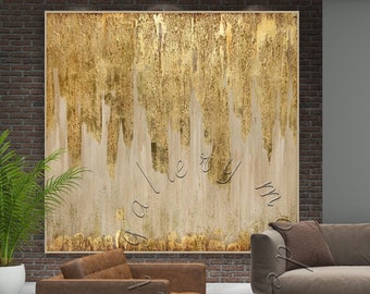 Puede incluir: Pintura abstracta con pinceladas verticales doradas y beige sobre un lienzo. La pintura está colgada en una pared de ladrillo en un salón con un sillón de cuero marrón y un sofá.