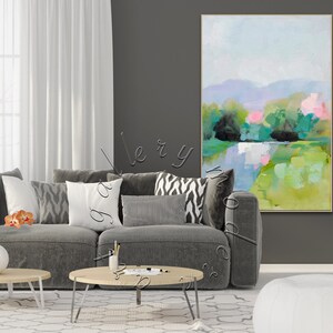 Puede incluir: Pintura abstracta de paisaje con colores verdes, azules y rosas. La pintura est&aacute; enmarcada y colgada en una pared gris en un sal&oacute;n.