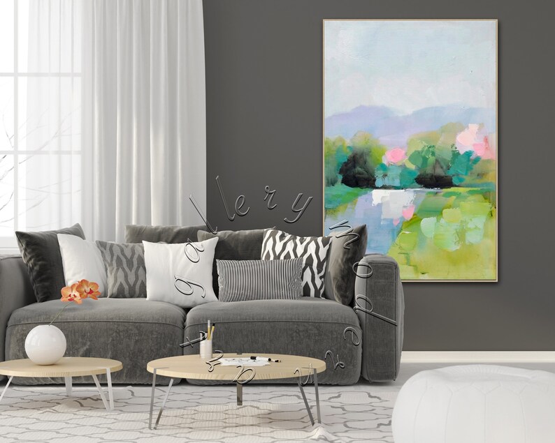 Puede incluir: Pintura abstracta de paisaje con colores verdes, azules y rosas. La pintura est&aacute; enmarcada y colgada en una pared gris en un sal&oacute;n.