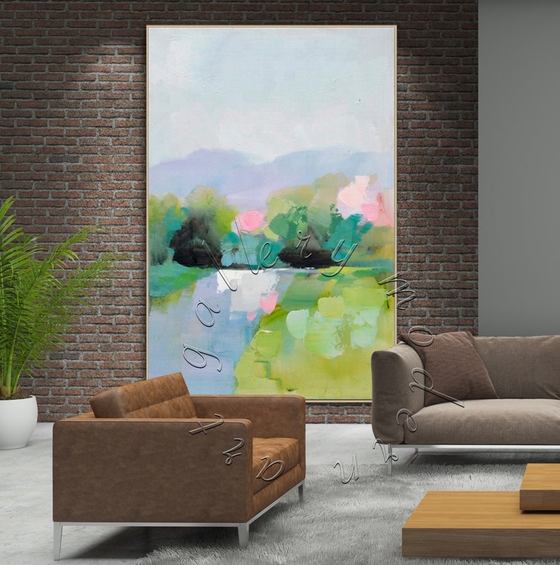 Puede incluir: Pintura abstracta de paisaje con colores verde, azul y rosa. La pintura representa un r&iacute;o que fluye a trav&eacute;s de un campo con &aacute;rboles y colinas en el fondo.