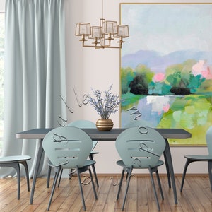 Puede incluir: Una mesa de comedor con cuatro sillas de color azul claro y una l&aacute;mpara de ara&ntilde;a dorada. La pared detr&aacute;s de la mesa presenta una gran pintura abstracta de un paisaje con colores verdes, azules y rosas.