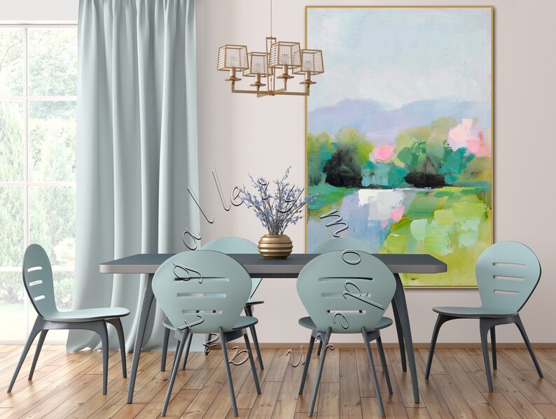 Puede incluir: Una mesa de comedor con cuatro sillas de color azul claro y una l&aacute;mpara de ara&ntilde;a dorada. La pared detr&aacute;s de la mesa presenta una gran pintura abstracta de un paisaje con colores verdes, azules y rosas.