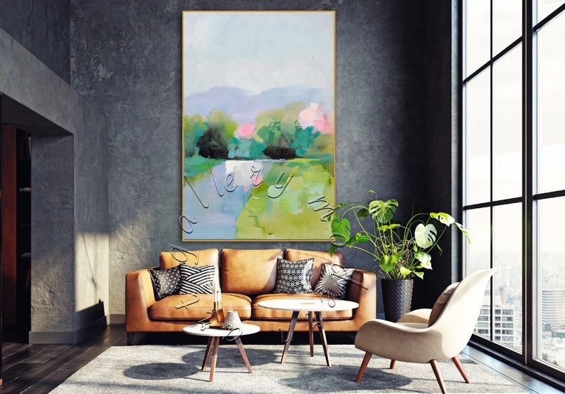 Puede incluir: Pintura abstracta de paisaje con tonos verdes, azules y rosas. La pintura representa un r&iacute;o que fluye a trav&eacute;s de un campo con &aacute;rboles y colinas en el fondo.
