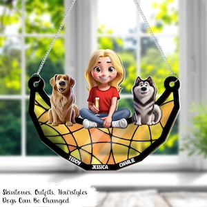 Perro y mujeres de dibujos animados en 3D sentados en la luna, adorno atrapasol personalizado para colgar en la ventana, regalo de cumpleaños para mamá perruna, regalo para el día de la madre