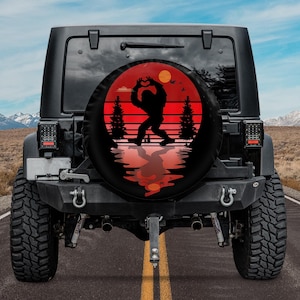 Housse de roue de secours Bigfoot Love Heart Sasquatch, mains Bigfoot faisant une housse de roue de secours coeur, cadeau pour amateur de science-fiction, cadeau pour amoureux de Bigfoot, cadeau de randonnée