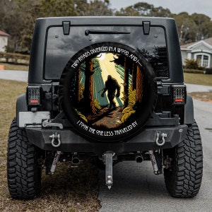 Dos caminos divergieron en una cubierta de llanta de repuesto de madera con o sin orificio para cámara, cubierta de llanta de repuesto Bigfoot Sasquatch Yeti, ideas de regalos para acampar
