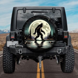 Housse de roue de secours Sasquatch Bigfoot lune, Housse de roue de secours Bigfoot dans la forêt avec la lune, Housse de roue de secours Halloween créature mythique