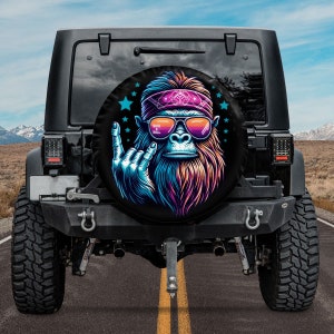 Bigfoot Sasquatch Loves Rock and Roll Housse de roue de secours, Sasquatch rock and roll, Housse de roue de secours Yeti, Cadeau pour amateur de plein air, amoureux de la nature