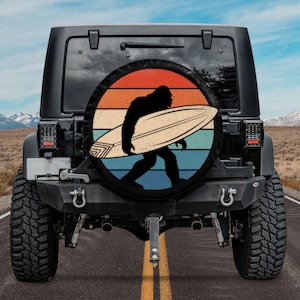 Surf Housse de roue de secours Bigfoot Sunset, Housse de roue de secours Bigfoot Sunset rétro, Housse de roue de secours Sasquatch Yeti Sunrise, Cadeau pour surfeur