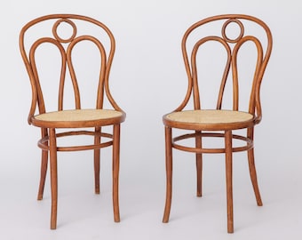 Juego de 2 sillas Angel de madera curvada de los años 40, asientos de caña vienesa, madera de haya teñida, sillas de comedor vintage