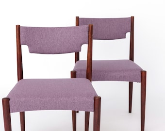 Zestaw 2 zabytkowych krzeseł do jadalni, Niemcy, lata 60. XX wieku, krzesła z drewna bukowego barwionego na ciemno, krzesła tapicerowane na fioletowo w stylu Mid Century Modern