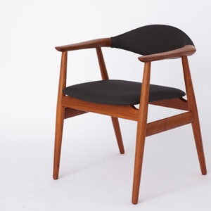 Sillón de teca de mediados de siglo de Erik Kirkegaard para Glostrup | Década de 1960 | Retapizado en Skai Negro | Envíos a todo el mundo