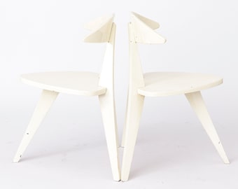Coppia di sedie per bambini a tre gambe di Walter Papst | 1954 | Italiano: Legno di faggio, bianco | Design tedesco d&#39;epoca