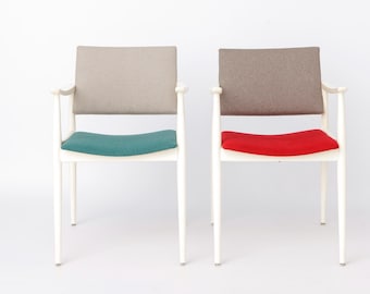 Een paar vintage witte fauteuils, Duitsland jaren 70, eetkamerstoelen uit het midden van de 20e eeuw met kleurrijke bekleding, loungestoelen van beukenhout.