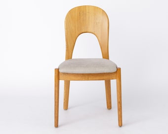 Krzesło do jadalni Niels Koefoed z drewna tekowego w stylu mid-century modern z lat 70. XX wieku, tapicerka w kolorze jasnoszarym, dostępne 2 sztuki
