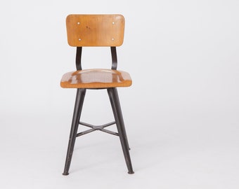 1 di 3 sedie industriali vintage degli anni &#39;50: design robusto in faggio e metallo, estetica di fabbrica senza tempo