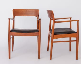 Juego de 2 sillones Henning Kjærnulf, Korup Stolefabrik, década de 1960, sillas danesas de teca, cuero negro, estilo moderno de mediados de siglo.