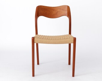 1 des 8 chaises de salle à manger en teck du milieu du siècle Niels Moller avec sièges en corde de papier par Niels O. Møller, modèle 71, Danemark années 1950 Vintage