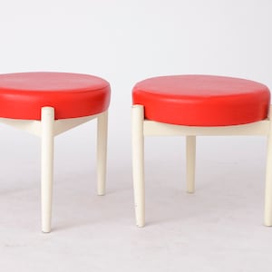 Pair of Vintage Three-Legged Ottomans by Hugo Frandsen, 1960s | White Lacquered Beech, Red Skai Upholstery | Danish design