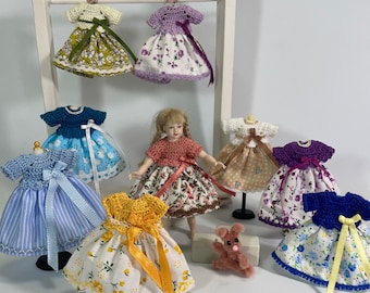 Abito per casa delle bambole in scala 1:12, realizzato a mano, per la bambola Heidi Ott, con corpetto all'uncinetto e miniatura.
