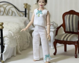 Set pigiama da notte in miniatura, comodo e accogliente – Scena di pigiama per casa delle bambole in scala 1:12 – Abiti realistici fatti a mano per bambole Heidi Ott