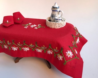 1:12 Linge de Noël miniature, nappe rouge brodée de six serviettes, décoration de table à manger pour maison de poupée.
