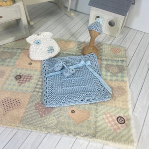 1/12 Puppenhaus Miniatur Baby Blau Outfit, Handgestrickte Neugeborenen Kleidung Set: Kleid, Decke, Mütze, Schühchen & Accessoires