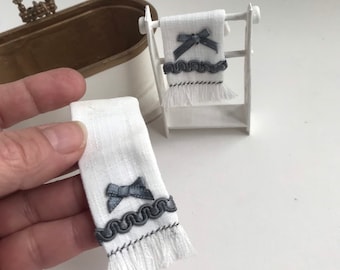 Toalla miniatura hecha a mano con flecos para la decoración del baño de una casa de muñecas a escala 1:12
