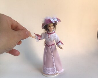 Casa de muñecas en miniatura personas personaje victoriano dama lila vestido 