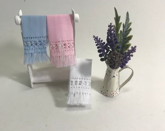 Toalla de baño antigua en miniatura bordada a mano para casa de muñecas a escala 1:12, ropa de baño vintage.