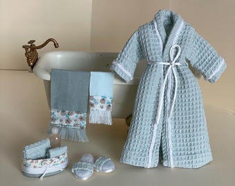 Set da bagno per casa delle bambole in scala 1:12, composto da asciugamani, accappatoio, pantofole e cestino in miniatura, accessori da bagno fatti a mano.