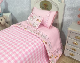 Copriletto in miniatura per casa delle bambole, set di biancheria da letto individuale a quadri rosa con cuscini, scala 1/12