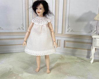 Camicia da notte in miniatura in scala 1:12 – Abbigliamento da notte per casa delle bambole – Colletto all'uncinetto cucito a mano