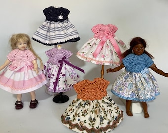 Abito in miniatura con corpetto all'uncinetto, fatto a mano in scala 1:12, vestito per bambola Heidi Ott.
