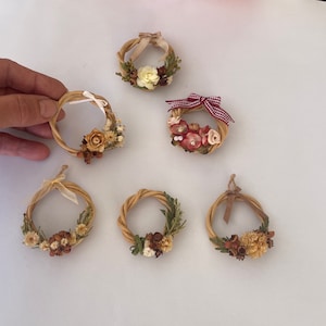 Miniature dried flower wreath for dollhouse – 1:12 autumn door or fireplace decoration, natural floral ornament