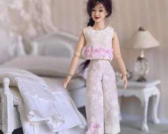 Pigiama per casa delle bambole Heidi Ott – Completo da notte romantico in pizzo shabby chic (scala 1:12)