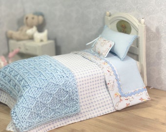 1 12 Set di biancheria da letto in miniatura blu: lenzuola e trapunta in cotone fatte a mano per letto singolo, decorazione per camera da letto di casa delle bambole.