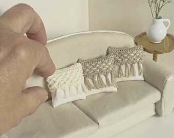 Cuscini in miniatura all'uncinetto in stile boho 1:2 per casa delle bambole – Cuscini con frange bianche fatti a mano, mini decorazioni artigianali naturali