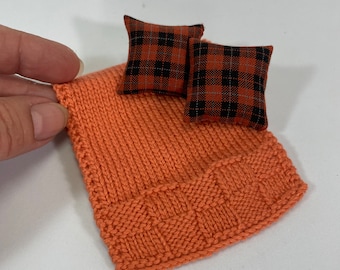 Miniature Knitted Blanket , 2 Pillows, Hand-Knitted Throw Blanket with Cushions for Dollhouse 1:12
